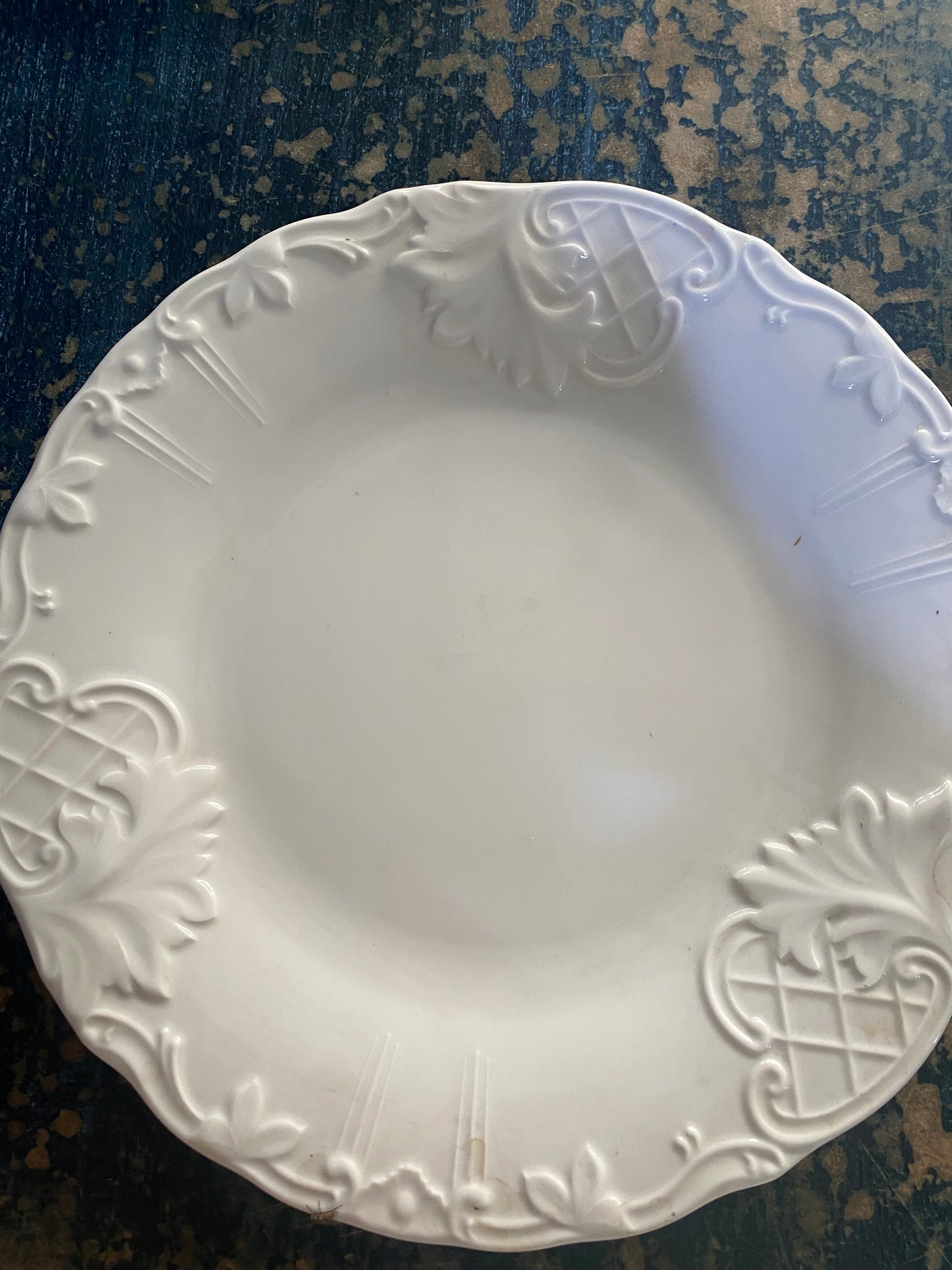 Round serving plate