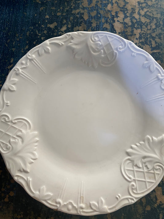 Round serving plate